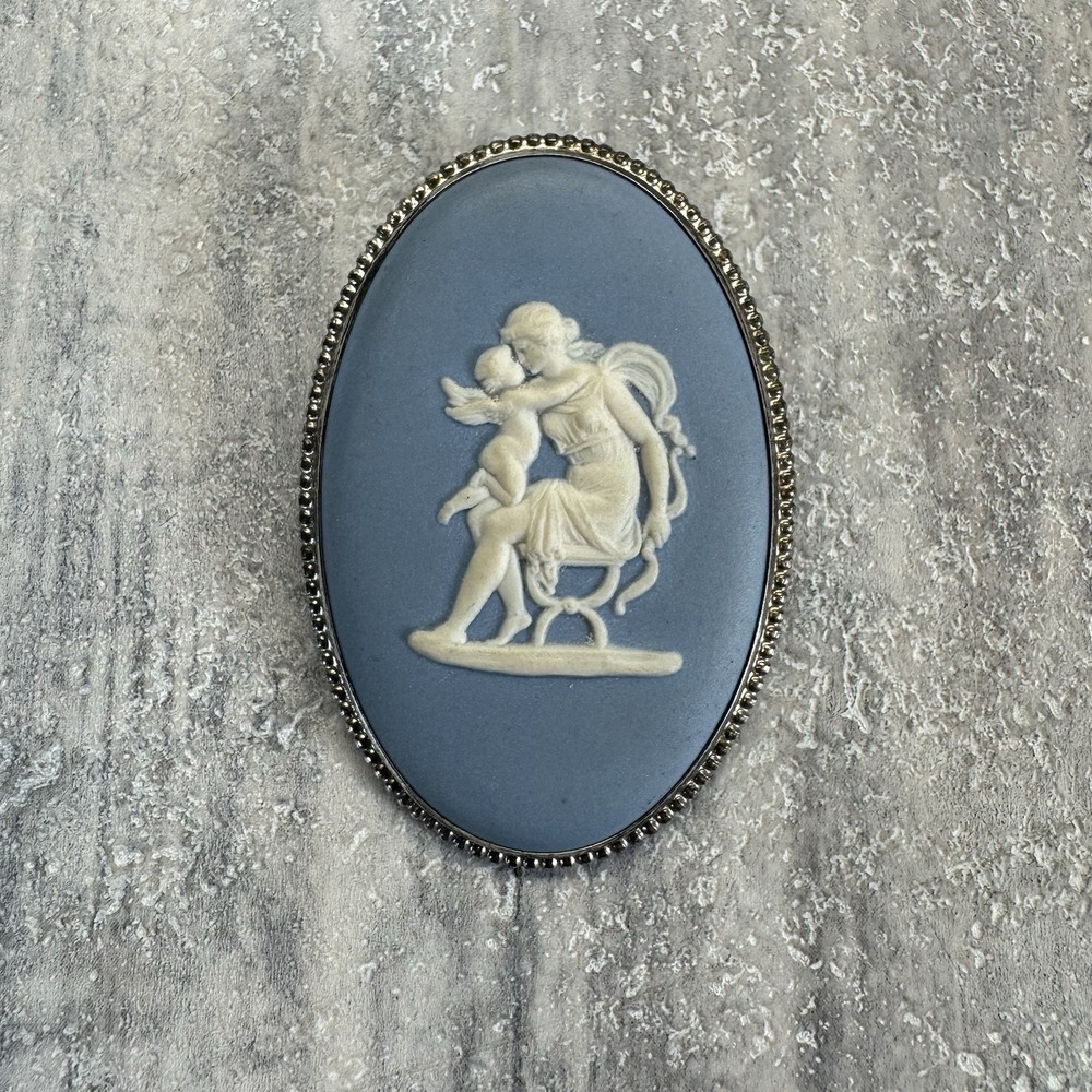 VINTAGE 1967 WEDGWOOD SILVER & BLUE JASPERWARE BROOCH WOMAN & CHERUB